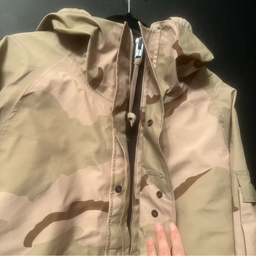 USGI ECWCS Tri- Color Camouflage Size: M cold weather parka. T
Hooded Jacket - Picture 9 of 13